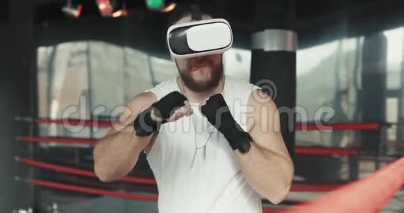 模拟虚拟现实中带虚拟现实眼镜的肌肉拳击手视频的预览图