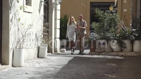 女人和男人走在街上互相看着恋爱中的情侣视频的预览图