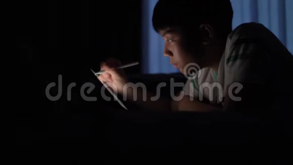 用手写笔在平板电脑屏幕上可爱的亚洲儿童手绘视频的预览图