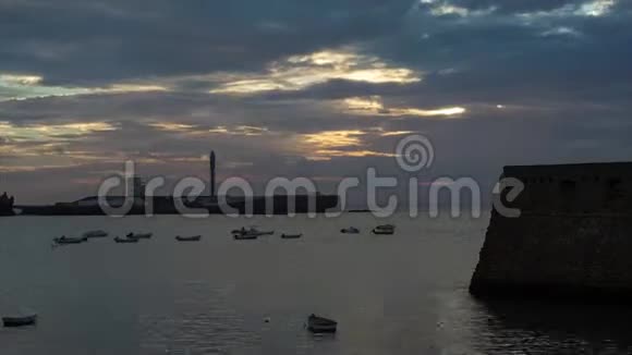 卡迪兹西班牙城堡之间黄昏的卡莱塔海湾视频的预览图