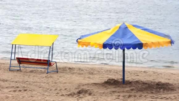 雨伞和在海滩上摇摆视频的预览图