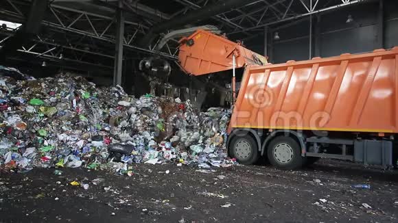 格罗德诺白俄罗斯2019年10月挖掘机将垃圾堆放在大堆中分类现代废物回收加工厂单独一个视频的预览图