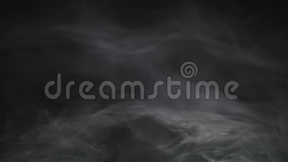 烟雾背景抽象烟雾云黑色背景下缓慢运动的烟雾白烟慢慢地漂浮着视频的预览图