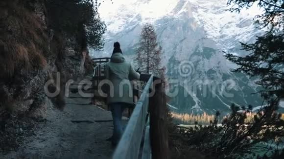 白云石山路一个女人扶着栏杆向上走视频的预览图