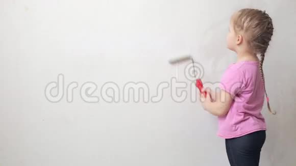 年轻女孩画墙视频的预览图