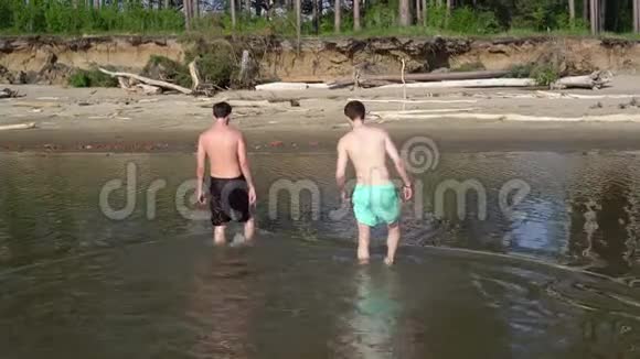 两个年轻人从水里出来上岸视频的预览图