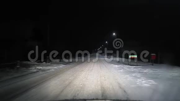 在雪和黑暗中驾驶视频的预览图