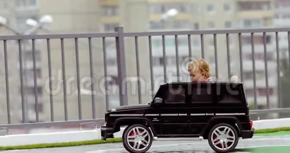 两岁的男孩骑着玩具车视频的预览图