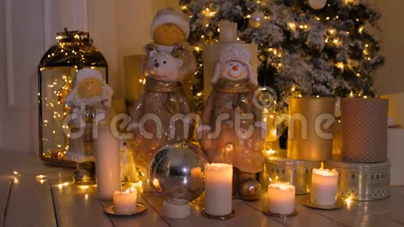 舒适的客厅里有圣诞树蜡烛装饰品和发光的花环视频的预览图