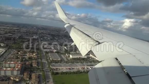 飞机起飞飞越城市上空从飞机内部的角度视频的预览图