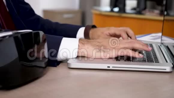 关闭多莉幻灯片商人类型的笔记本电脑键盘视频的预览图
