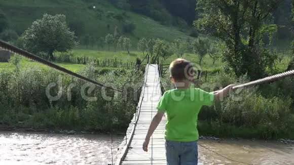 一个勇敢的孩子背过脆弱的木桥山河勇气视频的预览图