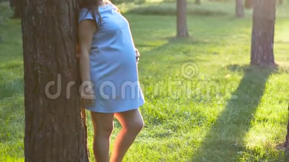 怀孕9个月的女人梦想接近视频的预览图