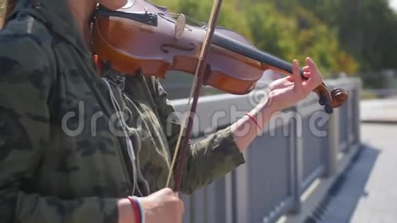 夏天小女孩在长廊上为游客拉小提琴近距离射击视频的预览图