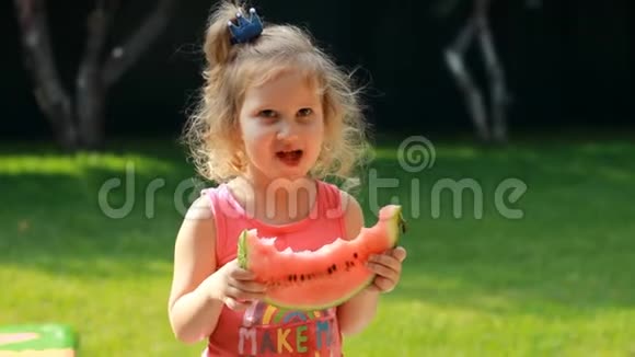 小女孩吃西瓜婴儿在夏天吃食物特写肖像视频的预览图
