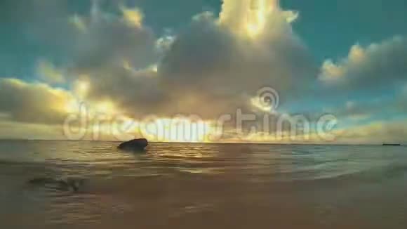库克群岛拉罗汤加海滩日落云景和黄昏海景的时间流逝视频的预览图