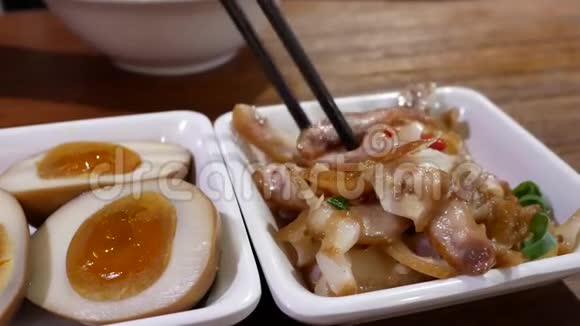 中餐厅餐桌上人们吃开胃菜的动作视频的预览图