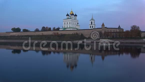 十月的晚上在普斯科夫克里姆林宫的时间流逝俄罗斯普斯科夫视频的预览图