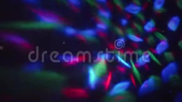 墙上的投影快速移动抽象的彩色粒子反射阴影4k视频的预览图
