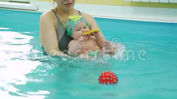 小女孩第一次游泳课视频的预览图