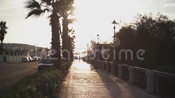 平静的黄昏街道与棕榈人走在后台马耳他一个小镇的日落视频的预览图