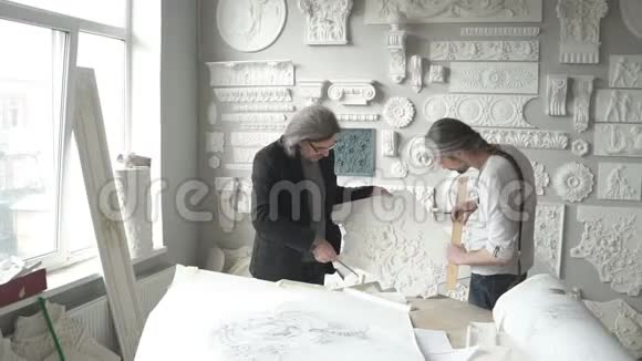 男性雕塑家用尺子测量白色造型尺寸视频的预览图