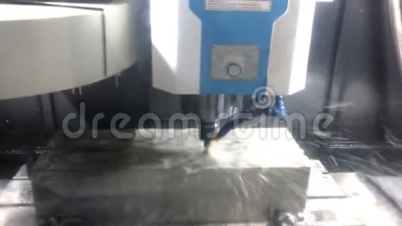 铣床用数控加工一个轧机一个钢的细节在加工一种详细的冷却液体时使用视频的预览图