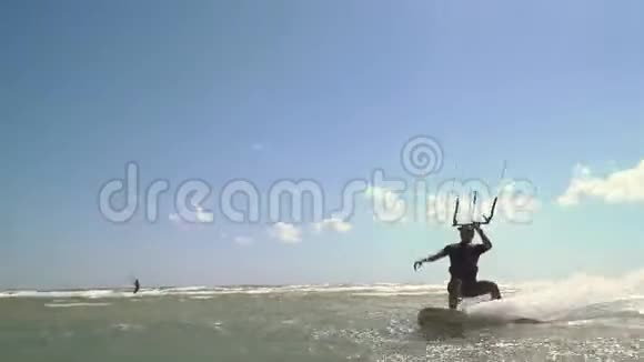夏日在海洋里玩极限风筝视频的预览图