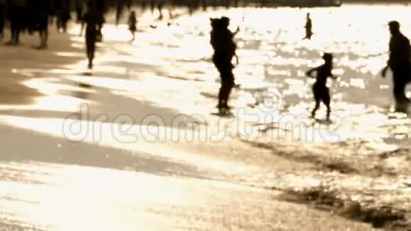 日落时海滩上的剪影视频的预览图