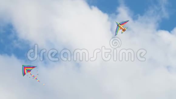 在多云的天空中放风筝视频的预览图