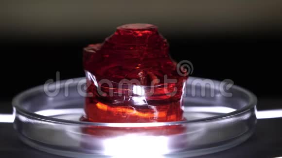 红色半透明矿物的特写实验室清洁玻璃杯上红色矿物样品宝石或未经处理的矿物视频的预览图