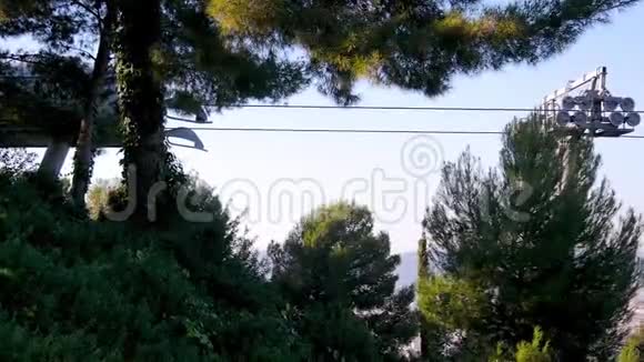 一群游客正在绿色的树木和植物中接近基地西班牙旅游缆车视频的预览图