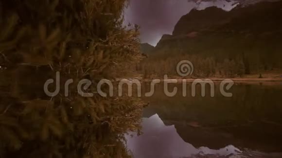 秋天高山上的一条河流的奇异恢复视频的预览图