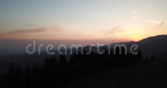 山中红晓橙色的天空在云中雾气笼罩着山林视频的预览图