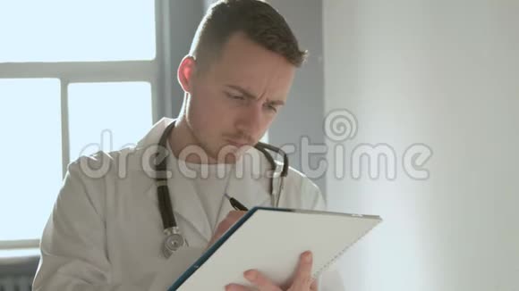 医生在医院的剪贴板上写字视频的预览图