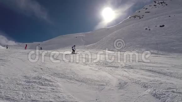 滑雪者快速滑雪下山雪粉在转弯处喷洒视频的预览图