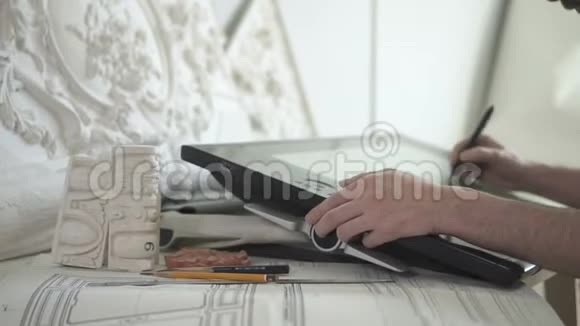成熟的男性艺术家在大平板电脑屏幕上绘制成型复制白色成型样品视频的预览图
