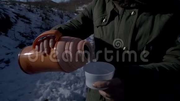 冬天把牛奶倒入杯子里视频的预览图
