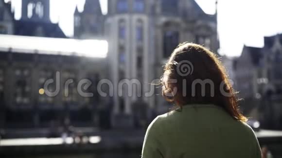 市街上的一个发发女人视频的预览图