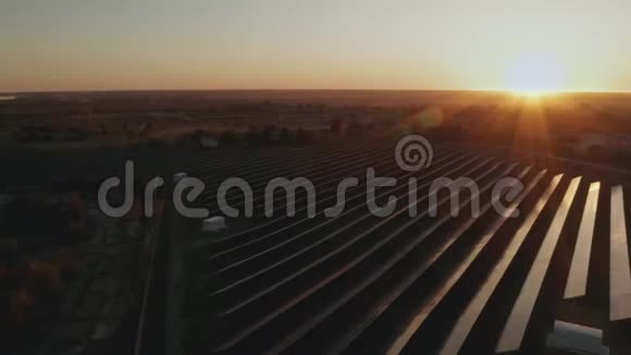 太阳能电池板的空中景观农场太阳能电池与阳光视频的预览图