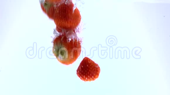 草莓落水的慢镜头非常清爽视频的预览图