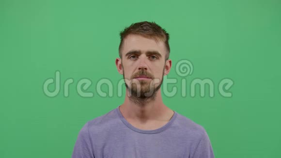 成年男子撅嘴的面部表情视频的预览图
