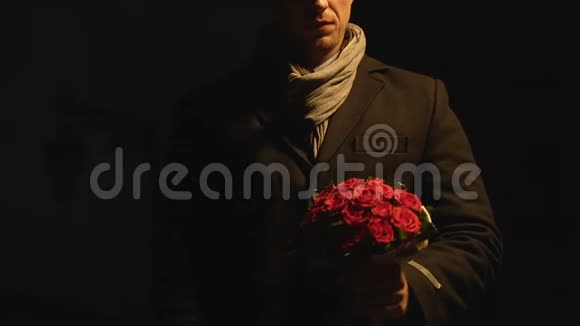 男人拿着一束鲜花等待女朋友扔着花束失败的约会视频的预览图