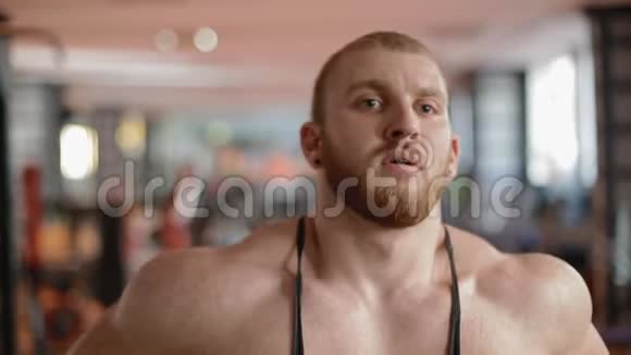 健身者在健身房的特写肖像深呼吸视频的预览图