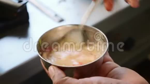 厨师在一个小金属碗里准备了一个马萨拉蛋卷把鸡蛋和叉子混合在一起视频的预览图