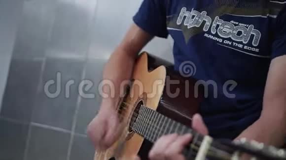街头音乐家在地下通道表演他有感情地用吉他唱一首歌创造力视频的预览图