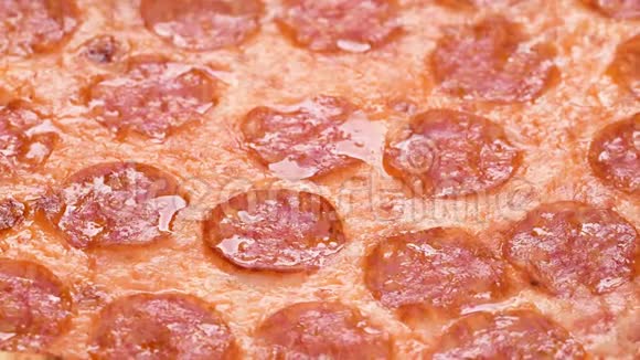 披萨特写和奶酪莫扎雷拉4K镜头意大利辣香肠比萨饼的大细节视频的预览图