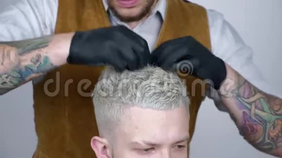 湿发型男人关闭理发师理发男头理发师做男性发型视频的预览图