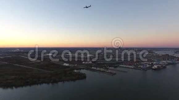 飞机在特拉华河上空视频的预览图