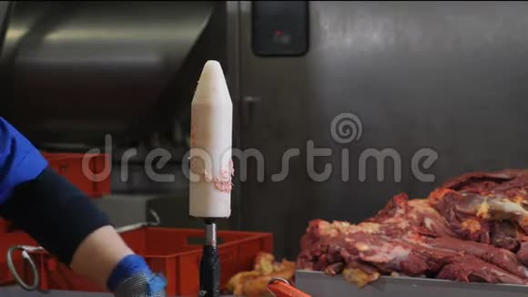 食品加工厂鸡肉用刀切鸡的人手合拢肉类工厂工业家禽视频的预览图
